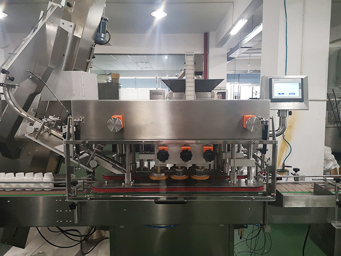 Automatic cap screwing machine  