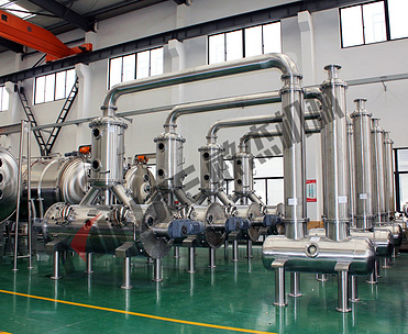 Low temperature concentration evaporator with organic solvent recovery