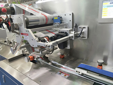 GZP-180 Reciprocating Flow Packing Machine/Pillow Packing Machine For Pharma