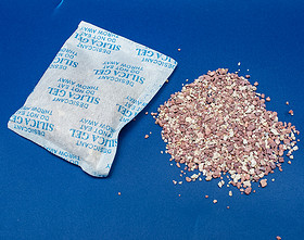 Montmorillonite desiccant