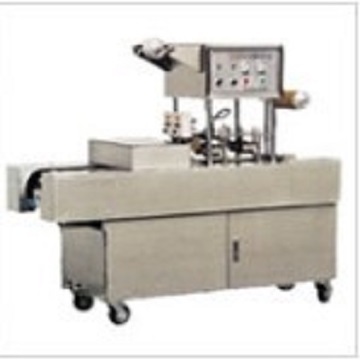 Automatic plastic bottle filling and sealing Machine