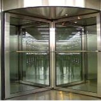 Air shower with revolving door