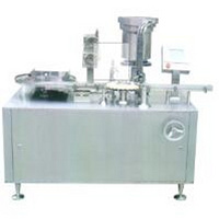 Liquid filling and stoppering machine
