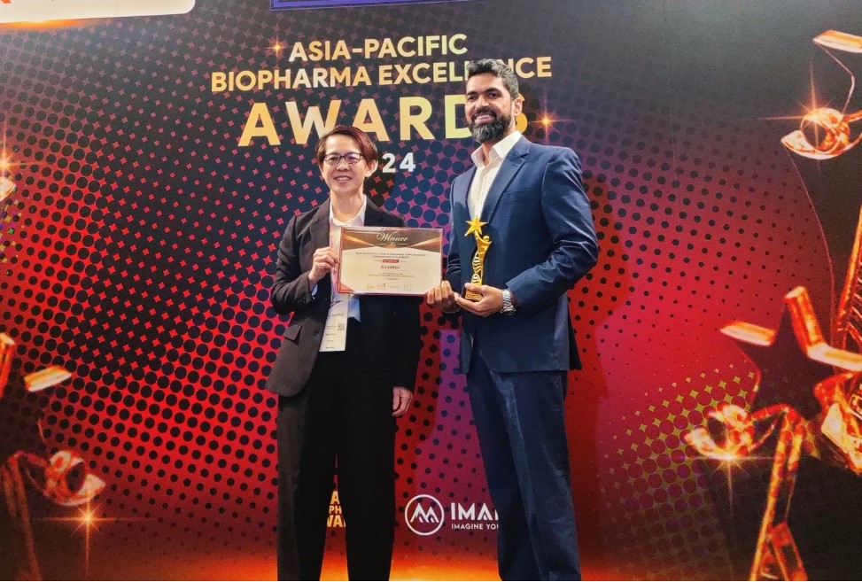 (Right) Narayana Rao, Vice President and General Manager, Bioscience Production, Asia Middle-East Africa (AMEA), Avantor receiving the Bioprocessing Leadership Award