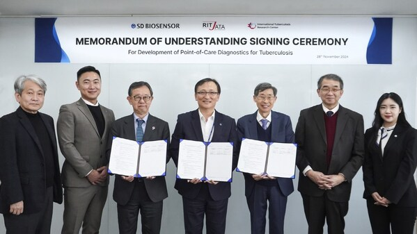 SD Biosensor, Inc., Japan’s RIT/JATA, and Korea’s International Tuberculosis Research Center are signing the MOU[The third from the left: Seiya Kato, (Director of RIT/JATA), followed by HyoKeun Lee (Chief Executive Officer of SDB) and Sangrae Cho (Chief of ITRC)] / Photo provided by: SD Biosensor, Inc.