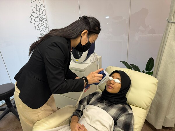 An Optometrist from VISTA Eye Specialist is performing the IRPL therapy for dry eye patient.